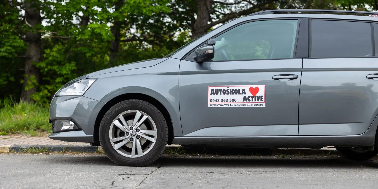 Sivé tréningové auto s logom Autoškola Active a kontaktnými údajmi na dverách