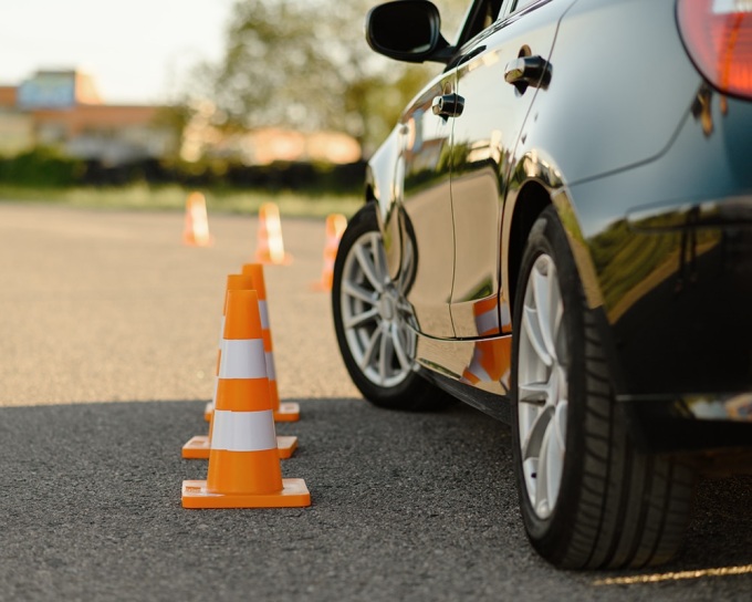 Auto autoškoly na tréningovej dráhe s kužeľmi