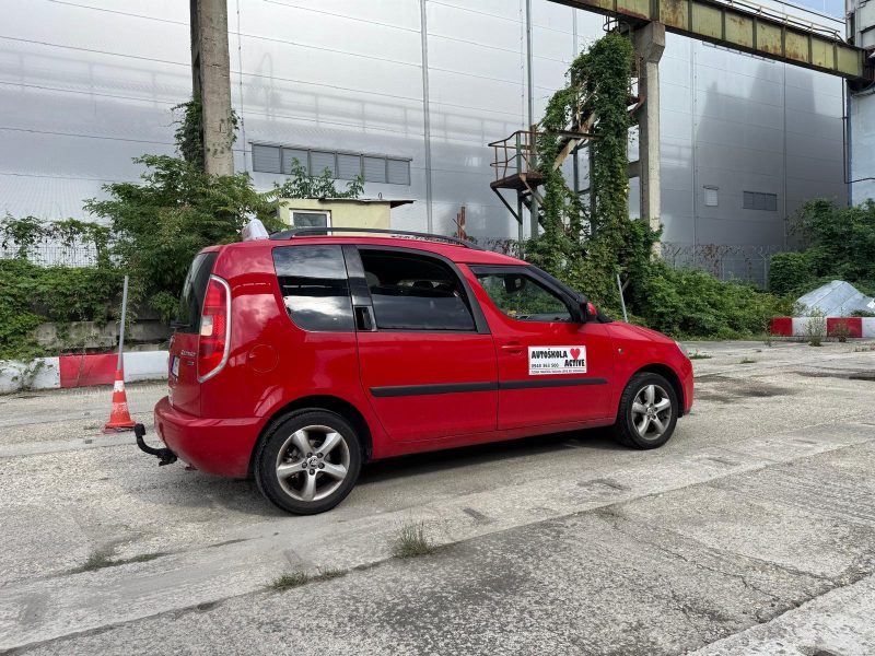 Červené tréningové auto Roomster vo výcvikovom priestore autoškoly