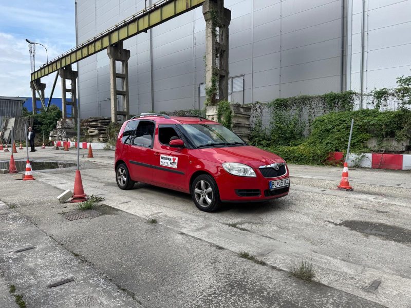 Červené tréningové auto Roomster vo výcvikovom priestore autoškoly